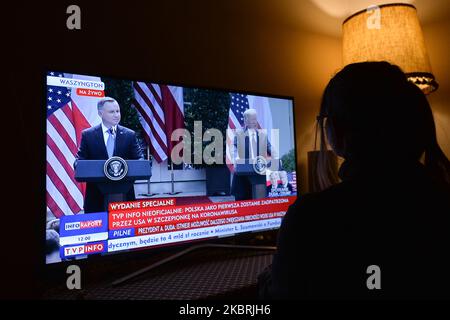 Une dame regarde une conférence de presse télévisée de la Maison Blanche avec le président polonais Andrzej Duda et le président américain Donald Trump, sur TVP Info. Sur 24 juin 2020, à Cracovie, petite Pologne Voivodeship, Pologne. (Photo par Artur Widak/NurPhoto) Banque D'Images