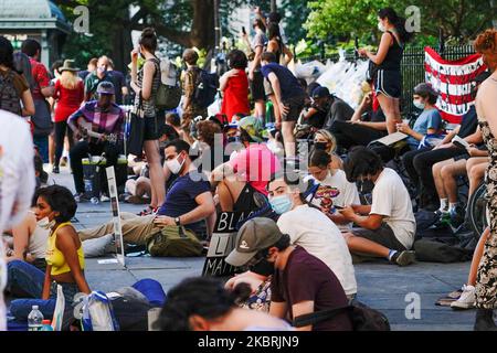 Les manifestants campent près de l'hôtel de ville de New York alors que Manhattan entre dans la phase 2 de réouverture suite aux restrictions imposées pour enrayer la pandémie du coronavirus à 24 juin 2020, dans la ville de New York. La phase 2 permet la réouverture de bureaux, de magasins de détail, de restaurants en plein air, de barbiers et de salons de beauté et de nombreuses autres entreprises. La phase 2 est la deuxième des quatre étapes désignées par l'État. (Photo de John Nacion/NurPhoto) Banque D'Images