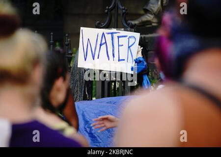 Les manifestants campent près de l'hôtel de ville de New York alors que Manhattan entre dans la phase 2 de réouverture suite aux restrictions imposées pour enrayer la pandémie du coronavirus à 24 juin 2020, dans la ville de New York. La phase 2 permet la réouverture de bureaux, de magasins de détail, de restaurants en plein air, de barbiers et de salons de beauté et de nombreuses autres entreprises. La phase 2 est la deuxième des quatre étapes désignées par l'État. (Photo de John Nacion/NurPhoto) Banque D'Images