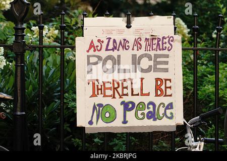 Les manifestants campent près de l'hôtel de ville de New York alors que Manhattan entre dans la phase 2 de réouverture suite aux restrictions imposées pour enrayer la pandémie du coronavirus à 24 juin 2020, dans la ville de New York. La phase 2 permet la réouverture de bureaux, de magasins de détail, de restaurants en plein air, de barbiers et de salons de beauté et de nombreuses autres entreprises. La phase 2 est la deuxième des quatre étapes désignées par l'État. (Photo de John Nacion/NurPhoto) Banque D'Images