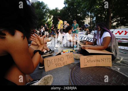 Les manifestants campent près de l'hôtel de ville de New York alors que Manhattan entre dans la phase 2 de réouverture suite aux restrictions imposées pour enrayer la pandémie du coronavirus à 24 juin 2020, dans la ville de New York. La phase 2 permet la réouverture de bureaux, de magasins de détail, de restaurants en plein air, de barbiers et de salons de beauté et de nombreuses autres entreprises. La phase 2 est la deuxième des quatre étapes désignées par l'État. (Photo de John Nacion/NurPhoto) Banque D'Images