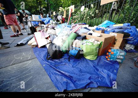 Les manifestants campent près de l'hôtel de ville de New York alors que Manhattan entre dans la phase 2 de réouverture suite aux restrictions imposées pour enrayer la pandémie du coronavirus à 24 juin 2020, dans la ville de New York. La phase 2 permet la réouverture de bureaux, de magasins de détail, de restaurants en plein air, de barbiers et de salons de beauté et de nombreuses autres entreprises. La phase 2 est la deuxième des quatre étapes désignées par l'État. (Photo de John Nacion/NurPhoto) Banque D'Images