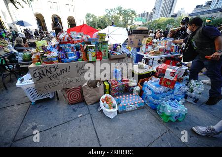 Les manifestants campent près de l'hôtel de ville de New York alors que Manhattan entre dans la phase 2 de réouverture suite aux restrictions imposées pour enrayer la pandémie du coronavirus à 24 juin 2020, dans la ville de New York. La phase 2 permet la réouverture de bureaux, de magasins de détail, de restaurants en plein air, de barbiers et de salons de beauté et de nombreuses autres entreprises. La phase 2 est la deuxième des quatre étapes désignées par l'État. (Photo de John Nacion/NurPhoto) Banque D'Images