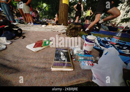 Les manifestants campent près de l'hôtel de ville de New York alors que Manhattan entre dans la phase 2 de réouverture suite aux restrictions imposées pour enrayer la pandémie du coronavirus à 24 juin 2020, dans la ville de New York. La phase 2 permet la réouverture de bureaux, de magasins de détail, de restaurants en plein air, de barbiers et de salons de beauté et de nombreuses autres entreprises. La phase 2 est la deuxième des quatre étapes désignées par l'État. (Photo de John Nacion/NurPhoto) Banque D'Images