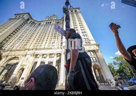 Les manifestants campent près de l'hôtel de ville de New York alors que Manhattan entre dans la phase 2 de réouverture suite aux restrictions imposées pour enrayer la pandémie du coronavirus à 24 juin 2020, dans la ville de New York. La phase 2 permet la réouverture de bureaux, de magasins de détail, de restaurants en plein air, de barbiers et de salons de beauté et de nombreuses autres entreprises. La phase 2 est la deuxième des quatre étapes désignées par l'État. (Photo de John Nacion/NurPhoto) Banque D'Images