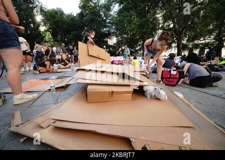 Les manifestants campent près de l'hôtel de ville de New York alors que Manhattan entre dans la phase 2 de réouverture suite aux restrictions imposées pour enrayer la pandémie du coronavirus à 24 juin 2020, dans la ville de New York. La phase 2 permet la réouverture de bureaux, de magasins de détail, de restaurants en plein air, de barbiers et de salons de beauté et de nombreuses autres entreprises. La phase 2 est la deuxième des quatre étapes désignées par l'État. (Photo de John Nacion/NurPhoto) Banque D'Images