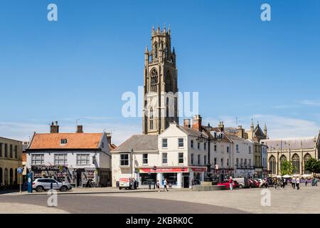 Le Boston Stump surplombe la place piétonne du centre-ville. Boston, Lincolnshire, East Midlands, Angleterre, Royaume-Uni, Grande-Bretagne Banque D'Images