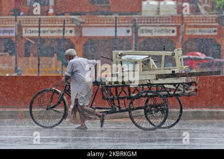 Les navetteurs passent par de fortes pluies à la ville fortifiée de Jaipur, Rajasthan, Inde, jeudi, 25 juin 2020.(photo de Vishal Bhatnagar/NurPhoto) Banque D'Images