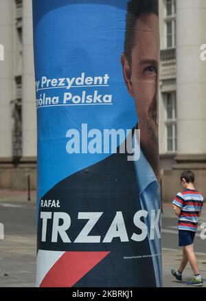 Une affiche électorale de Rafal Trzaskowski, maire actuel de Varsovie et candidat de la plate-forme civique à la présidence de la Pologne, vu à Cracovie. Jeudi, 25 juin 2020, à Cracovie, petite Pologne Voivodeship, Pologne. (Photo par Artur Widak/NurPhoto) Banque D'Images