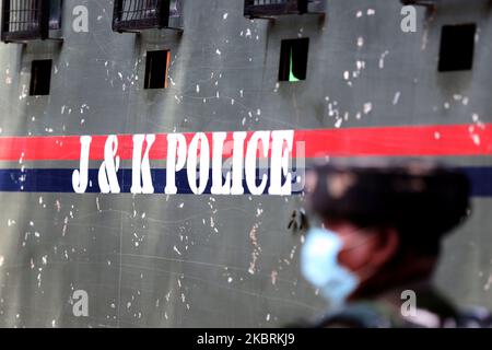 Une cdp de Jammu-et-Cachemire (JKP) prend position lors d'une rencontre dans la ville de Sopore du district de Baramulla Jammu-et-Cachemire Inde le 25 juin 2020 (photo de Nasir Kachroo/NurPhoto) Banque D'Images