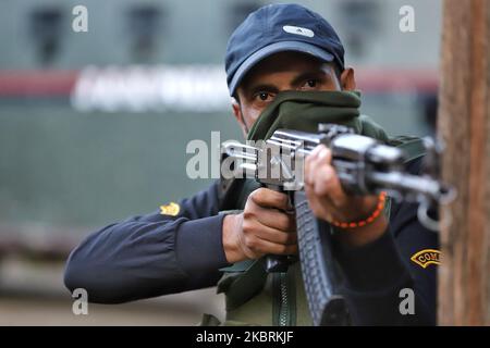 Une cdp de Jammu-et-Cachemire (JKP) prend position lors d'une rencontre dans la ville de Sopore du district de Baramulla Jammu-et-Cachemire Inde le 25 juin 2020 (photo de Nasir Kachroo/NurPhoto) Banque D'Images