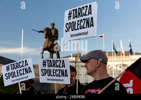 Candidat à la présidence de la Pologne, Pawel Tanajno passe son Tanajnobus devant le palais présidentiel avant l'élection présidentielle le dimanche prochain, dans le contexte d'une pandémie de coronavirus à Varsovie, en Pologne, sur 25 juin 2020. Tous les candidats tentent d'utiliser les derniers moments de la campagne présidentielle à leur avantage. Les élections (déjà reportées en raison de Covid-19) sont prévues pour 28 juin. (Photo par Dominika Zarzycka/NurPhoto) Banque D'Images