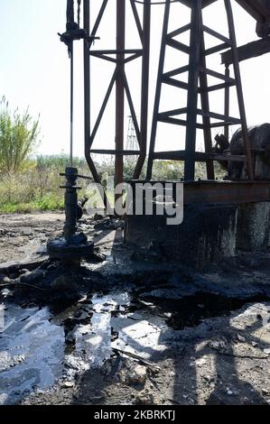 ALBANIE, Kuçova, nommé ville de Staline de 1950 to1991, champ de pétrole brut et pompe de forage de l'ère communiste, toujours en fonctionnement et polluant l'environnement / ALBANIEN, Kucova, von 1950 bis 1991 Qyteti Staline, Stalinstadt, Erdoelfoerderung, alte Oelfoerderpumpe, die henoch zur Ölförderung Betrieb in Betrisind Banque D'Images
