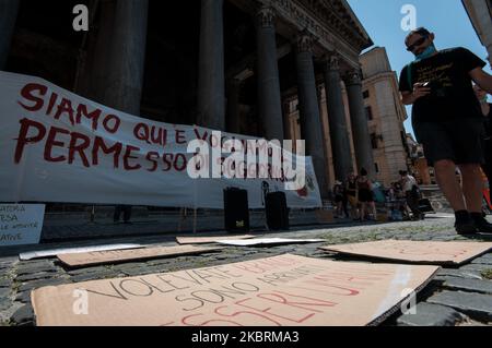 Les gens participent à la manifestation au Panthéon, Rome, Italie, sur 26 juin 2020 pour demander la régularisation et le permis de séjour de tous les migrants en Italie. La campagne nationale ''nous sommes ici, la régularisation maintenant!' Demande au gouvernement que la possibilité de régularisation des migrants soit gratuite, étendue à tous les secteurs du travail et étendue au-delà de l'15 août. Ils veulent tous ceux qui se trouvent sans permis de séjour ou qui ont leur permis expiré même avant 31 octobre 2019, ou qui ont un permis précaire (comme les demandeurs d'asile), employés ou à la recherche d'un emploi, l'est Banque D'Images