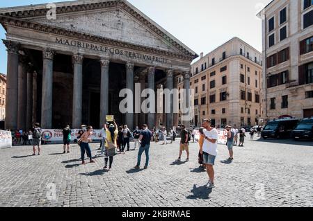 Les gens participent à la manifestation au Panthéon, Rome, Italie, sur 26 juin 2020 pour demander la régularisation et le permis de séjour de tous les migrants en Italie. La campagne nationale ''nous sommes ici, la régularisation maintenant!' Demande au gouvernement que la possibilité de régularisation des migrants soit gratuite, étendue à tous les secteurs du travail et étendue au-delà de l'15 août. Ils veulent tous ceux qui se trouvent sans permis de séjour ou qui ont leur permis expiré même avant 31 octobre 2019, ou qui ont un permis précaire (comme les demandeurs d'asile), employés ou à la recherche d'un emploi, l'est Banque D'Images