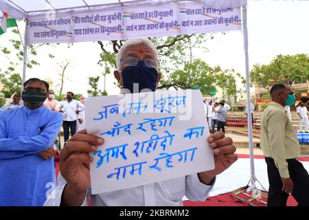 L'employé du parti du Congrès du Rajasthan rend hommage aux soldats de l'armée indienne qui ont été martyrisés lors de la récente confrontation à la frontière entre l'Inde et la Chine le long de la vallée de Galwan au Ladakh, à Shahid Smarak à Jaipur, Rajasthan, Inde 26 juin 2020. (Photo de Vishal Bhatnagar/NurPhoto) Banque D'Images