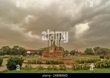 Des nuages sombres se rassemblent dans le ciel au-dessus du cercle de la statue, à Jaipur, Rajasthan, Inde, 26 juin 2020.(photo de Vishal Bhatnagar/NurPhoto) Banque D'Images