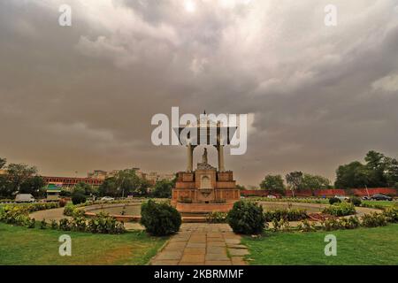 Des nuages sombres se rassemblent dans le ciel au-dessus du cercle de la statue, à Jaipur, Rajasthan, Inde, 26 juin 2020.(photo de Vishal Bhatnagar/NurPhoto) Banque D'Images