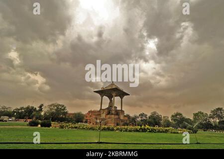 Des nuages sombres se rassemblent dans le ciel au-dessus du cercle de la statue, à Jaipur, Rajasthan, Inde, 26 juin 2020.(photo de Vishal Bhatnagar/NurPhoto) Banque D'Images