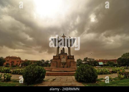 Des nuages sombres se rassemblent dans le ciel au-dessus du cercle de la statue, à Jaipur, Rajasthan, Inde, 26 juin 2020.(photo de Vishal Bhatnagar/NurPhoto) Banque D'Images