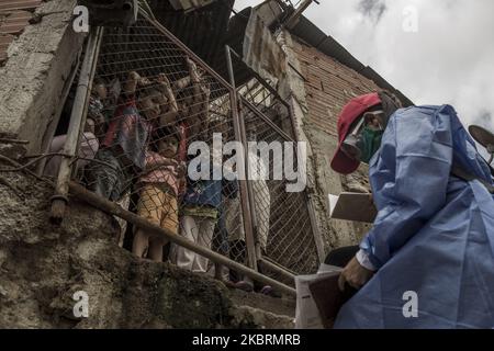 Les fonctionnaires du ministère de la Santé effectuent des examens médicaux de maison en maison pour effectuer des tests rapides pour le Covid-19. (Photo par Luis Morillo/NurPhoto) Banque D'Images