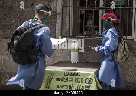 Les fonctionnaires du ministère de la Santé effectuent des examens médicaux de maison en maison pour effectuer des tests rapides pour le Covid-19. (Photo par Luis Morillo/NurPhoto) Banque D'Images