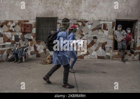 Les fonctionnaires du ministère de la Santé effectuent des examens médicaux de maison en maison pour effectuer des tests rapides pour le Covid-19. (Photo par Luis Morillo/NurPhoto) Banque D'Images