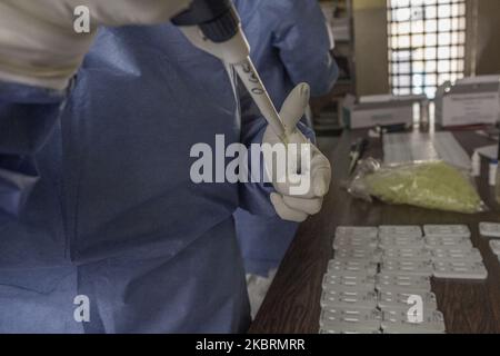 Les fonctionnaires du ministère de la Santé effectuent des tests rapides sur les personnes suspectées de covid-19. (Photo par Luis Morillo/NurPhoto) Banque D'Images