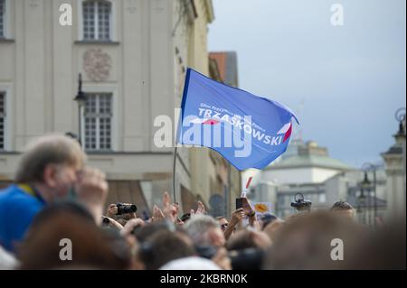 Un drapeau est visible lors du dernier rassemblement de campagne présidentielle sur 26 juin 2020 à Varsovie, en Pologne. Plusieurs centaines de personnes ont participé au dernier rassemblement de campagne présidentielle du parti de centre-droit de la plate-forme civique (Platforma Obywatelska), Rafal Trzaskowski. Selon les sondages Rafal Trzaskowski est le principal rival d'Andrzej Duda qui se présente pour un second mandat. Les élections présidentielles auront lieu sur 28 juin 2020. (Photo par Aleksander Kalka/NurPhoto) Banque D'Images