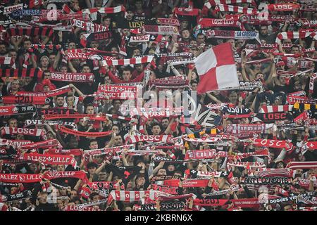 Supporters de Lille lors du championnat français Ligue 1 du match de football entre le LOSC Lille et RC Lens sur 9 octobre 2022 au stade Pierre Mauroy à Villeneuve-d'Ascq près de Lille, France - photo Matthieu Mirville / DPPI Banque D'Images