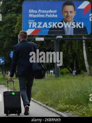 Une affiche électorale de Rafal Trzaskowski, maire actuel de Varsovie et candidat de la plate-forme civique à la présidence de la Pologne, vu à Cracovie. Sur 27 juin 2020, à Cracovie, petite Pologne Voivodeship, Pologne. (Photo par Artur Widak/NurPhoto) Banque D'Images