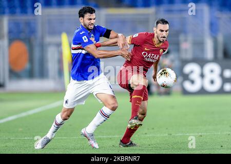 Mehdi Leris de Sampdoria conteste Davide Zappacosta de AS Roma pendant la série Un match entre AS Roma et UC Sampdoria au Stadio Olimpico, Rome, Italie, le 24 juin 2020. (Photo de Giuseppe Maffia/NurPhoto) Banque D'Images