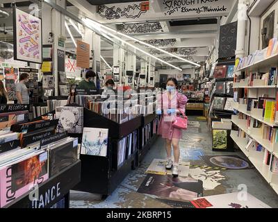 Des entreprises ouvrent leurs portes dans la région de Brick Lane, à l'est de Londres, alors que le gouvernement britannique a assoupli les mesures de confinement en raison de l'épidémie de coronavirus, Londres on 27 juin 2020. (Photo par Alberto Pezzali/NurPhoto) Banque D'Images