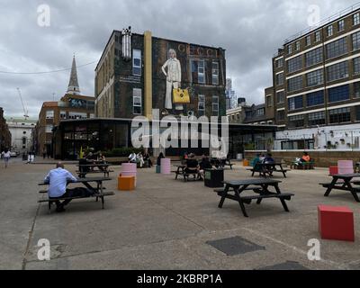 Des entreprises ouvrent leurs portes dans la région de Brick Lane, à l'est de Londres, alors que le gouvernement britannique a assoupli les mesures de confinement en raison de l'épidémie de coronavirus, Londres on 27 juin 2020. (Photo par Alberto Pezzali/NurPhoto) Banque D'Images