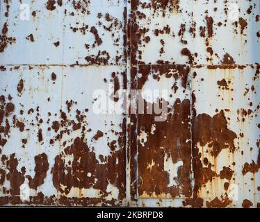 Porte en acier rouillé. Fond blanc Banque D'Images