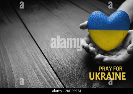 ukraine coeur jaune bleu couleur dans les mains Banque D'Images