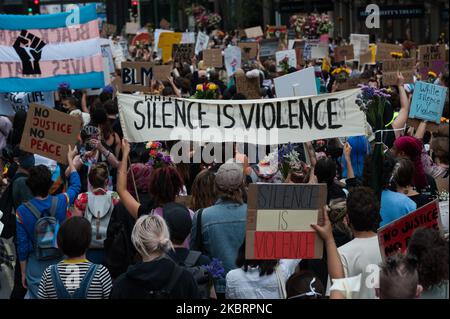 Des milliers de personnes transgenres et leurs partisans défilent dans le centre de Londres jusqu'à la place du Parlement pour célébrer la communauté des Noirs trans, commémorer les vies perdues des Noirs trans et protester contre les changements potentiels à la loi sur la reconnaissance du genre le 27 juin 2020 à Londres, en Angleterre. Le gouvernement britannique prévoit d'abandonner les lois d'auto-identification proposées pour les personnes trans et non binaires sans avoir besoin d'un diagnostic médical, malgré la consultation du gouvernement sur la réforme de la loi sur la reconnaissance du genre qui montre un soutien public écrasante pour la rendre plus simple Banque D'Images