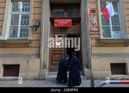 Les premiers électeurs arrivent pour voter au premier tour des élections présidentielles de 2020, à la station d'élection de Cracovie numéro 10. Dimanche, 28 juin 2020, à Cracovie, petite Pologne Voivodeship, Pologne. (Photo par Artur Widak/NurPhoto) Banque D'Images