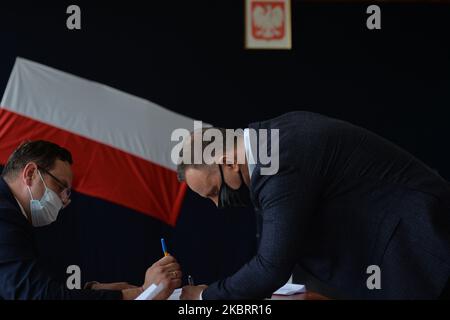 Le président polonais Andrzej Duda accompagné de l'épouse Agata Kornhauser-Duda, arrive pour faire son vote au premier tour de l'élection présidentielle de 2020, à la station de vote numéro 108 de Cracovie. Sur 28 juin 2020, à Cracovie, petite Pologne Voivodeship, Pologne. (Photo par Artur Widak/NurPhoto) Banque D'Images