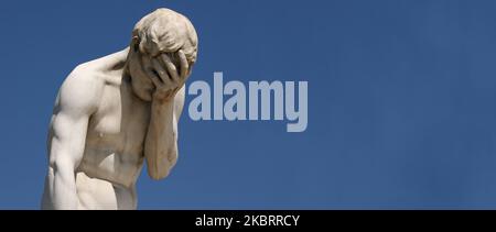 Facepalm - honte, triste, déprimé. Statue de Banque D'Images