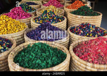 Paniers d'herbes médicinales et de produits curatifs naturels dans un petit magasin dans le souk dans la médina (vieille ville) de Marrakech (Marrakech) au Maroc, Afrique. Marrakech est la quatrième plus grande ville du Royaume du Maroc. (Photo de Creative Touch Imaging Ltd./NurPhoto) Banque D'Images