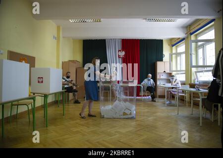 Un électeur a voté lors des élections présidentielles en Pologne sur 28 juin 2020 à Varsovie, en Pologne. Les Polonais votent aux élections présidentielles qui devaient avoir lieu en mai, mais qui ont été reportées en raison de la pandémie de Covid-19. (Photo par Aleksander Kalka/NurPhoto) Banque D'Images