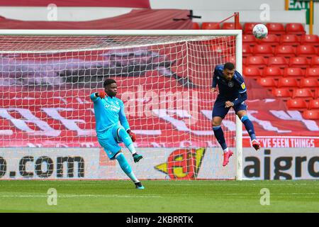 Brice Samba (30) de la forêt de Nottingham libère le ballon avec Karlan Grant (16) de la ville de Huddersfield essayant de bloquer pendant le match de championnat de pari de ciel entre la forêt de Nottingham et la ville de Huddersfield au City Ground, Nottingham, Angleterre sur 28 juin 2020. (Photo de Jon Hobley/MI News/NurPhoto) Banque D'Images