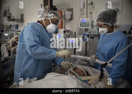 Les patients inconscients et intubés Covid-19 sont traités dans l'unité de soins intensifs de l'hôpital Vila Penteado, dans le quartier de Brasilandia à Sao Paulo, sur 21 juin 2020. Selon une étude publiée à 21 juin, les hôpitaux publics du Brésil, comme Vila Penteado, avaient un taux de mortalité de près de 40% par le nouveau coronavirus, le double par les hôpitaux privés. Brasilandia est l'un des voisins de Sao Paulo avec le plus grand nombre de décès de Covid-19 (photo de Gustavo Basso/NurPhoto) Banque D'Images