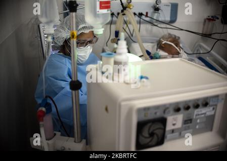 Les patients inconscients et intubés Covid-19 sont traités dans l'unité de soins intensifs de l'hôpital Vila Penteado, dans le quartier de Brasilandia à Sao Paulo, sur 21 juin 2020. Selon une étude publiée à 21 juin, les hôpitaux publics du Brésil, comme Vila Penteado, avaient un taux de mortalité de près de 40% par le nouveau coronavirus, le double par les hôpitaux privés. Brasilandia est l'un des voisins de Sao Paulo avec le plus grand nombre de décès de Covid-19 (photo de Gustavo Basso/NurPhoto) Banque D'Images