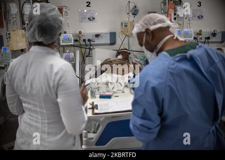 Les patients inconscients et intubés Covid-19 sont traités dans l'unité de soins intensifs de l'hôpital Vila Penteado, dans le quartier de Brasilandia à Sao Paulo, sur 21 juin 2020. Selon une étude publiée à 21 juin, les hôpitaux publics du Brésil, comme Vila Penteado, avaient un taux de mortalité de près de 40% par le nouveau coronavirus, le double par les hôpitaux privés. Brasilandia est l'un des voisins de Sao Paulo avec le plus grand nombre de décès de Covid-19 (photo de Gustavo Basso/NurPhoto) Banque D'Images