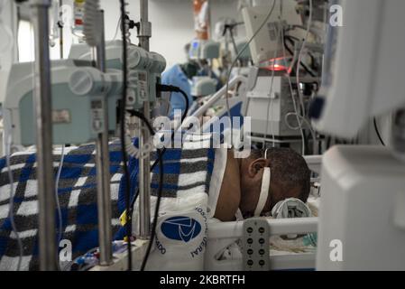 Les patients inconscients et intubés Covid-19 sont traités dans l'unité de soins intensifs de l'hôpital Vila Penteado, dans le quartier de Brasilandia à Sao Paulo, sur 21 juin 2020. Selon une étude publiée à 21 juin, les hôpitaux publics du Brésil, comme Vila Penteado, avaient un taux de mortalité de près de 40% par le nouveau coronavirus, le double par les hôpitaux privés. Brasilandia est l'un des voisins de Sao Paulo avec le plus grand nombre de décès de Covid-19 (photo de Gustavo Basso/NurPhoto) Banque D'Images