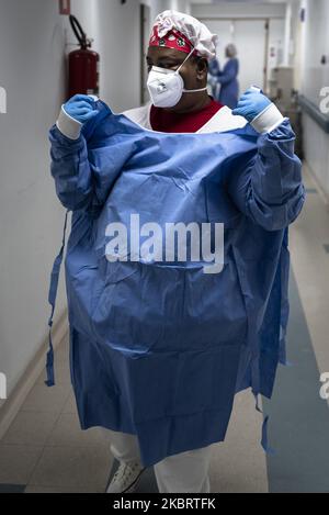 Les patients inconscients et intubés Covid-19 sont traités dans l'unité de soins intensifs de l'hôpital Vila Penteado, dans le quartier de Brasilandia à Sao Paulo, sur 21 juin 2020. Selon une étude publiée à 21 juin, les hôpitaux publics du Brésil, comme Vila Penteado, avaient un taux de mortalité de près de 40% par le nouveau coronavirus, le double par les hôpitaux privés. Brasilandia est l'un des voisins de Sao Paulo avec le plus grand nombre de décès de Covid-19 (photo de Gustavo Basso/NurPhoto) Banque D'Images