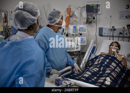 Les patients inconscients et intubés Covid-19 sont traités dans l'unité de soins intensifs de l'hôpital Vila Penteado, dans le quartier de Brasilandia à Sao Paulo, sur 21 juin 2020. Selon une étude publiée à 21 juin, les hôpitaux publics du Brésil, comme Vila Penteado, avaient un taux de mortalité de près de 40% par le nouveau coronavirus, le double par les hôpitaux privés. Brasilandia est l'un des voisins de Sao Paulo avec le plus grand nombre de décès de Covid-19 (photo de Gustavo Basso/NurPhoto) Banque D'Images