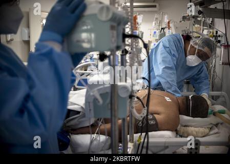 Les patients inconscients et intubés Covid-19 sont traités dans l'unité de soins intensifs de l'hôpital Vila Penteado, dans le quartier de Brasilandia à Sao Paulo, sur 21 juin 2020. Selon une étude publiée à 21 juin, les hôpitaux publics du Brésil, comme Vila Penteado, avaient un taux de mortalité de près de 40% par le nouveau coronavirus, le double par les hôpitaux privés. Brasilandia est l'un des voisins de Sao Paulo avec le plus grand nombre de décès de Covid-19 (photo de Gustavo Basso/NurPhoto) Banque D'Images